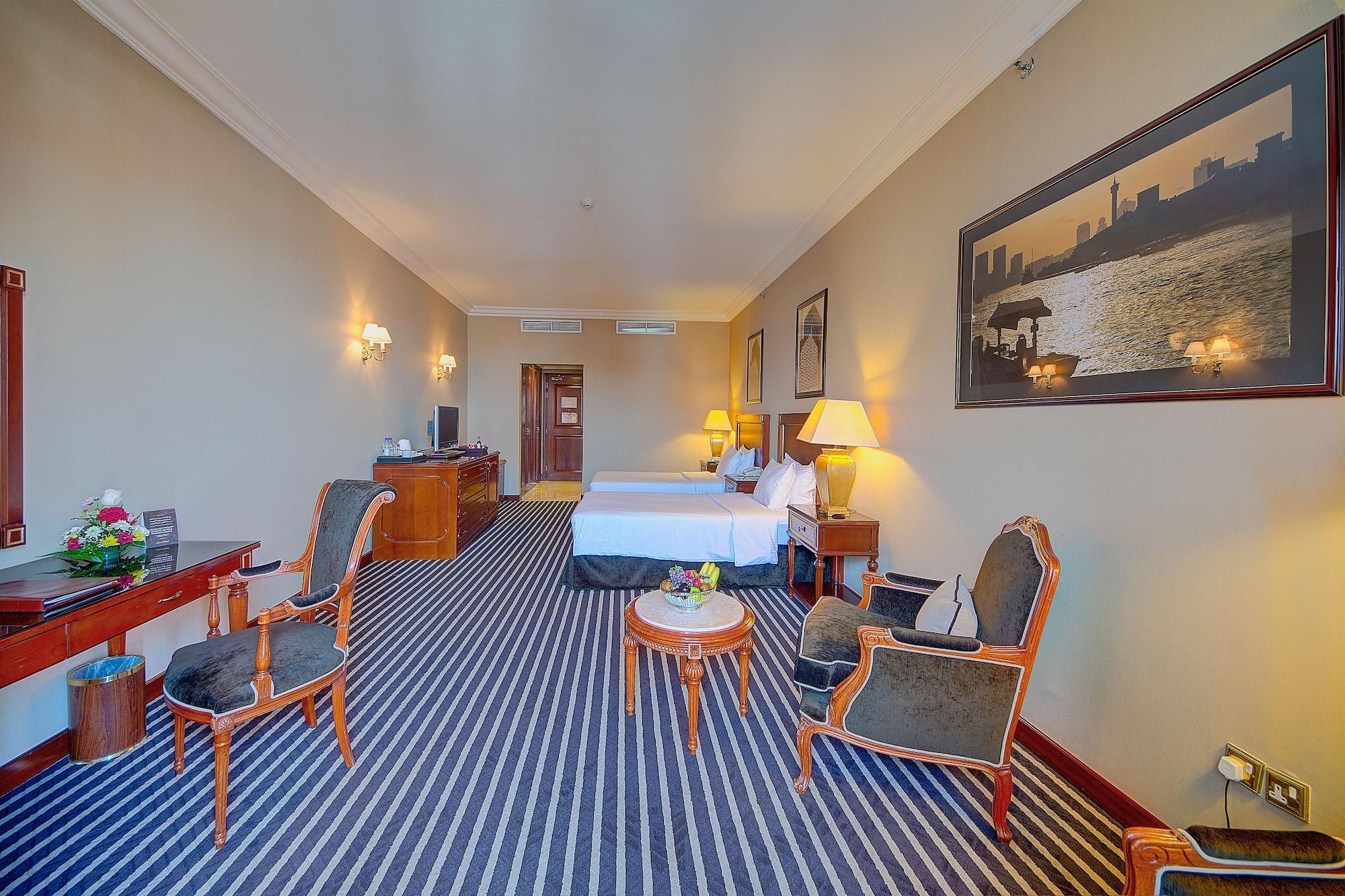 Royal Ascot Hotel Дубай Екстериор снимка