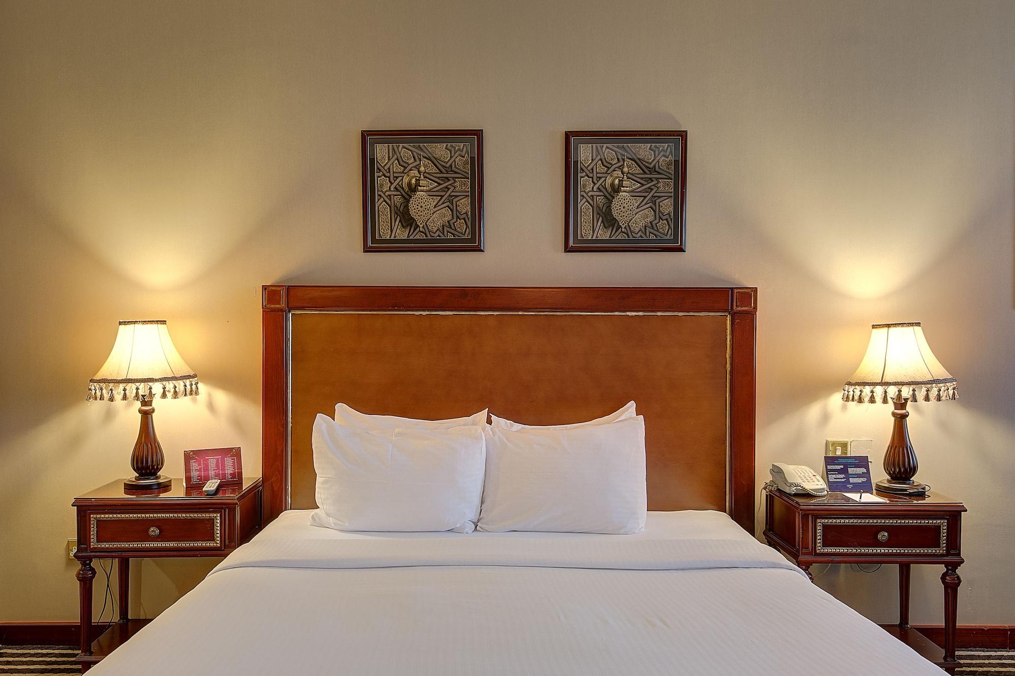 Royal Ascot Hotel Дубай Екстериор снимка