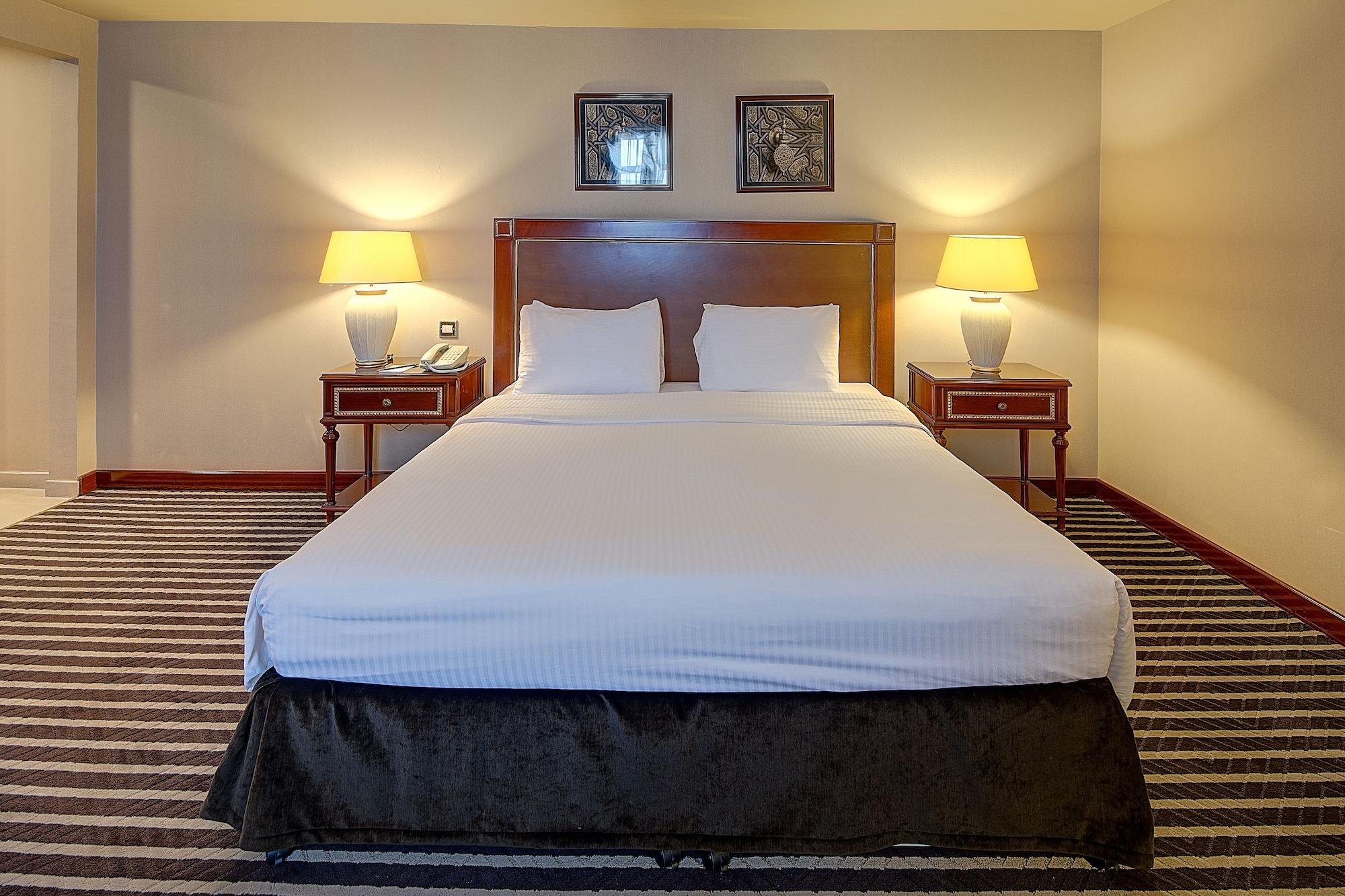 Royal Ascot Hotel Дубай Екстериор снимка